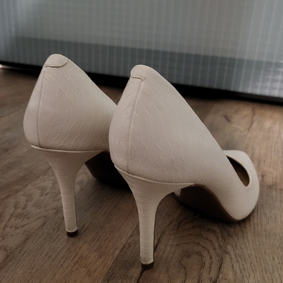 Elegant White Stilettos - Picture 5 of 9
